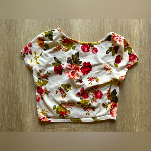 Wet Seal Floral Women’s Cropped T-Shirt - Picture 3 of 3